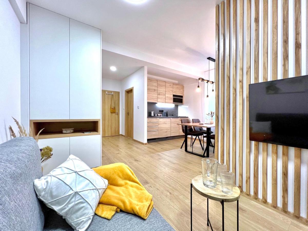 K Lanovce S Parkovanim Apartment *