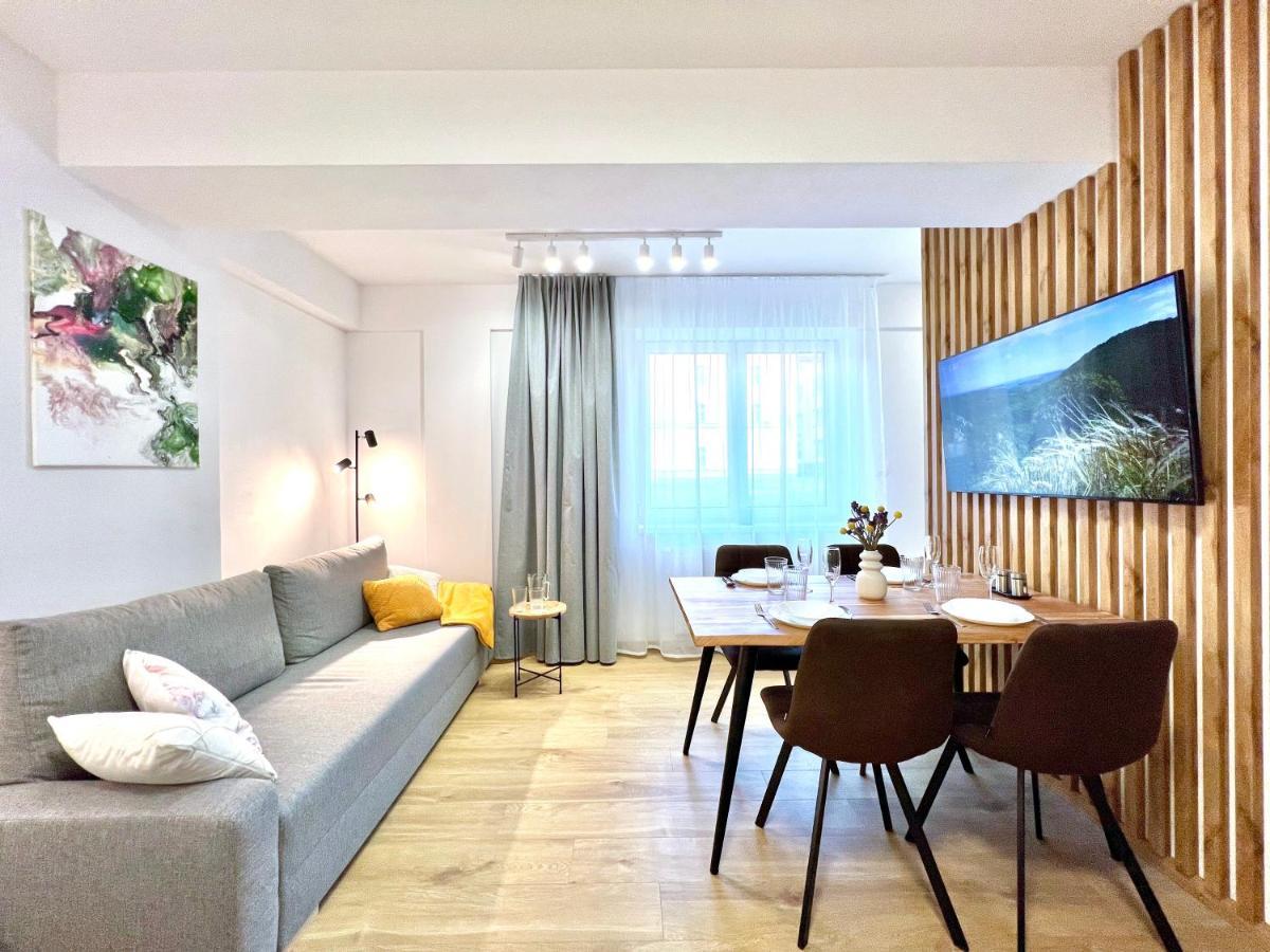K Lanovce S Parkovanim Apartment