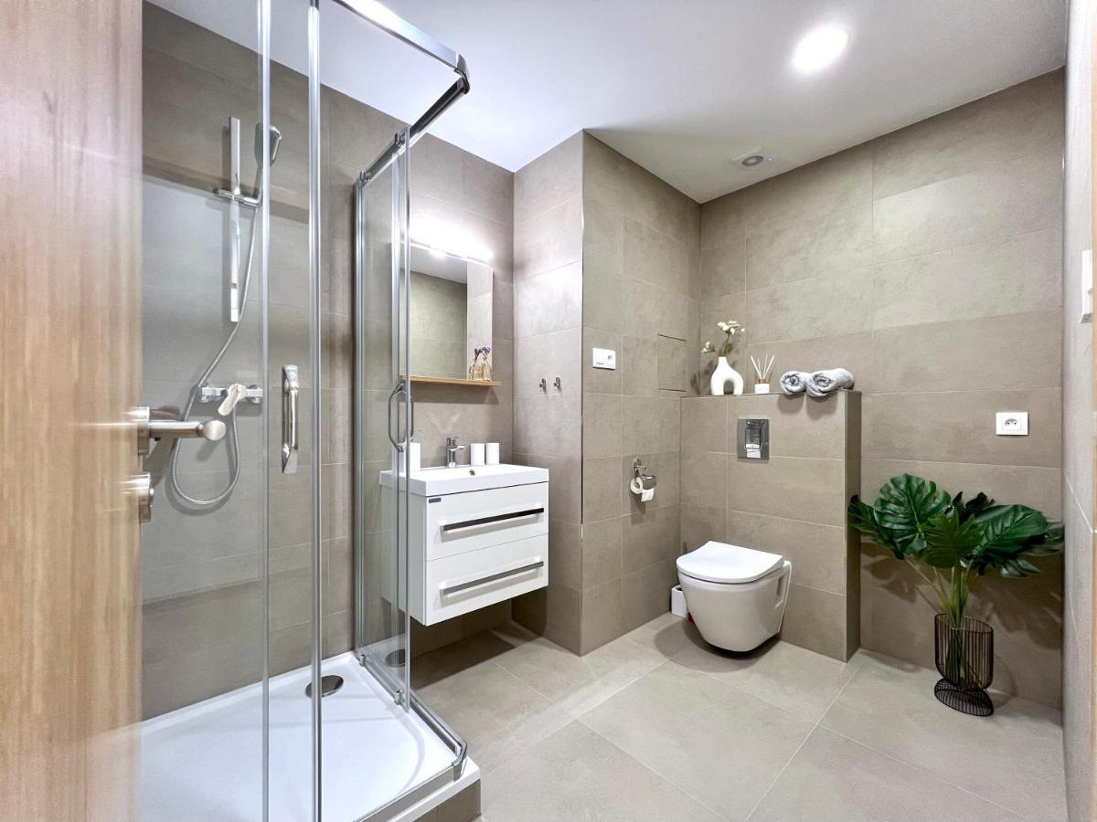 Apartment K Lanovce S Parkovanim Jachymov